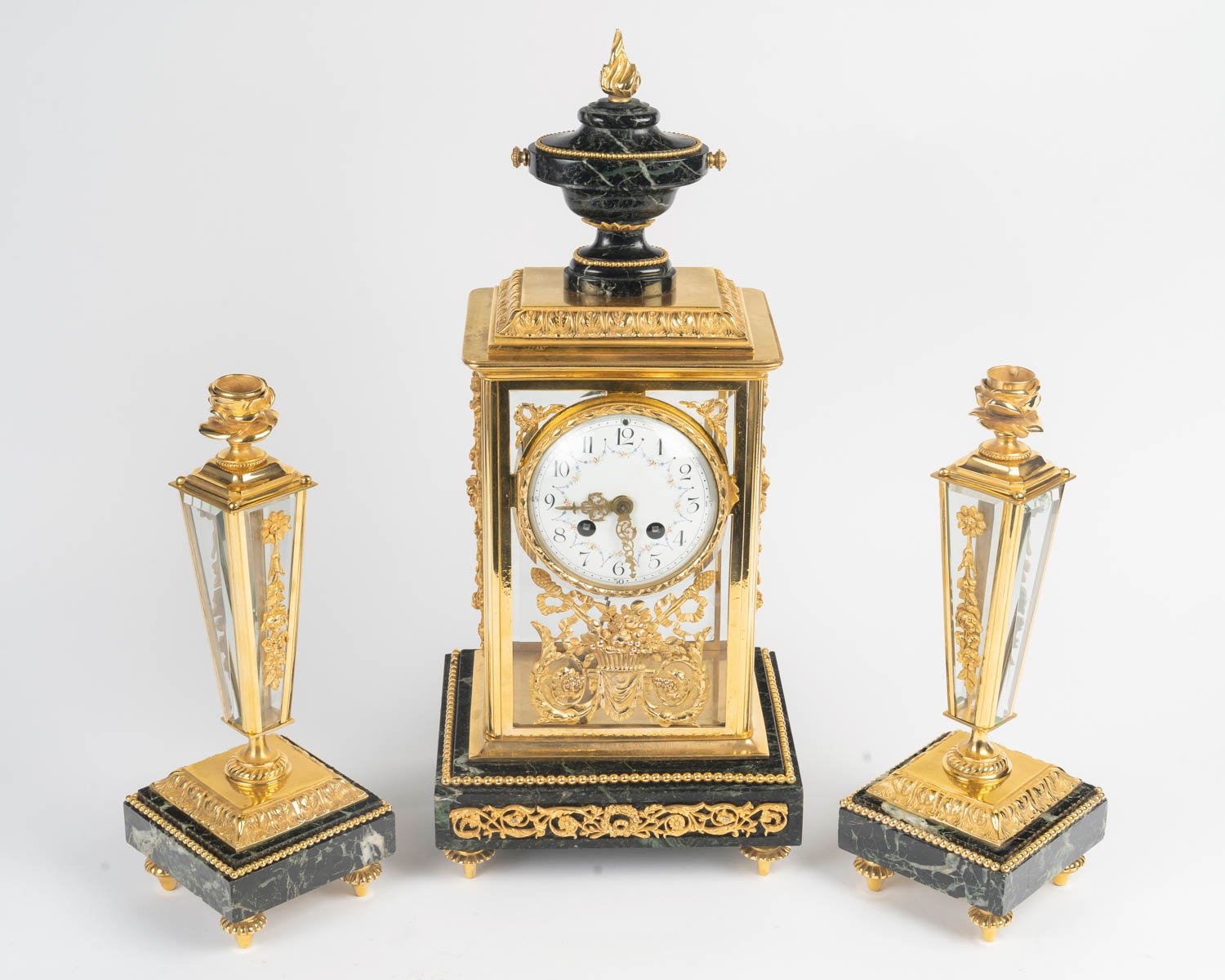 Une garniture en bronze doré et marbre vert de mer, fin du XIXe siècle — 17