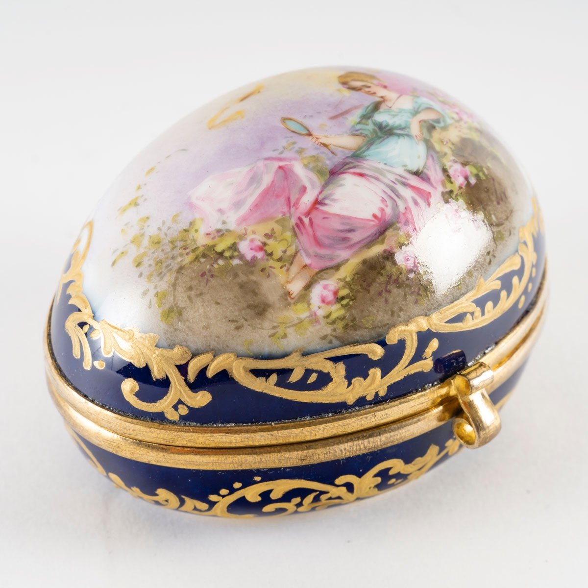 Un petit coffret à bijoux l'Oeuf en porcelaine, fin du XIXe siècle — 6