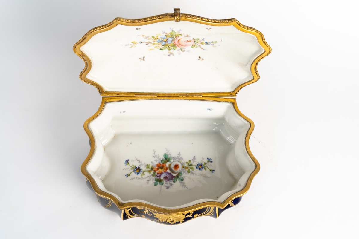 Un coffret à bijoux en porcelaine, fin du XIXe siècle — 4