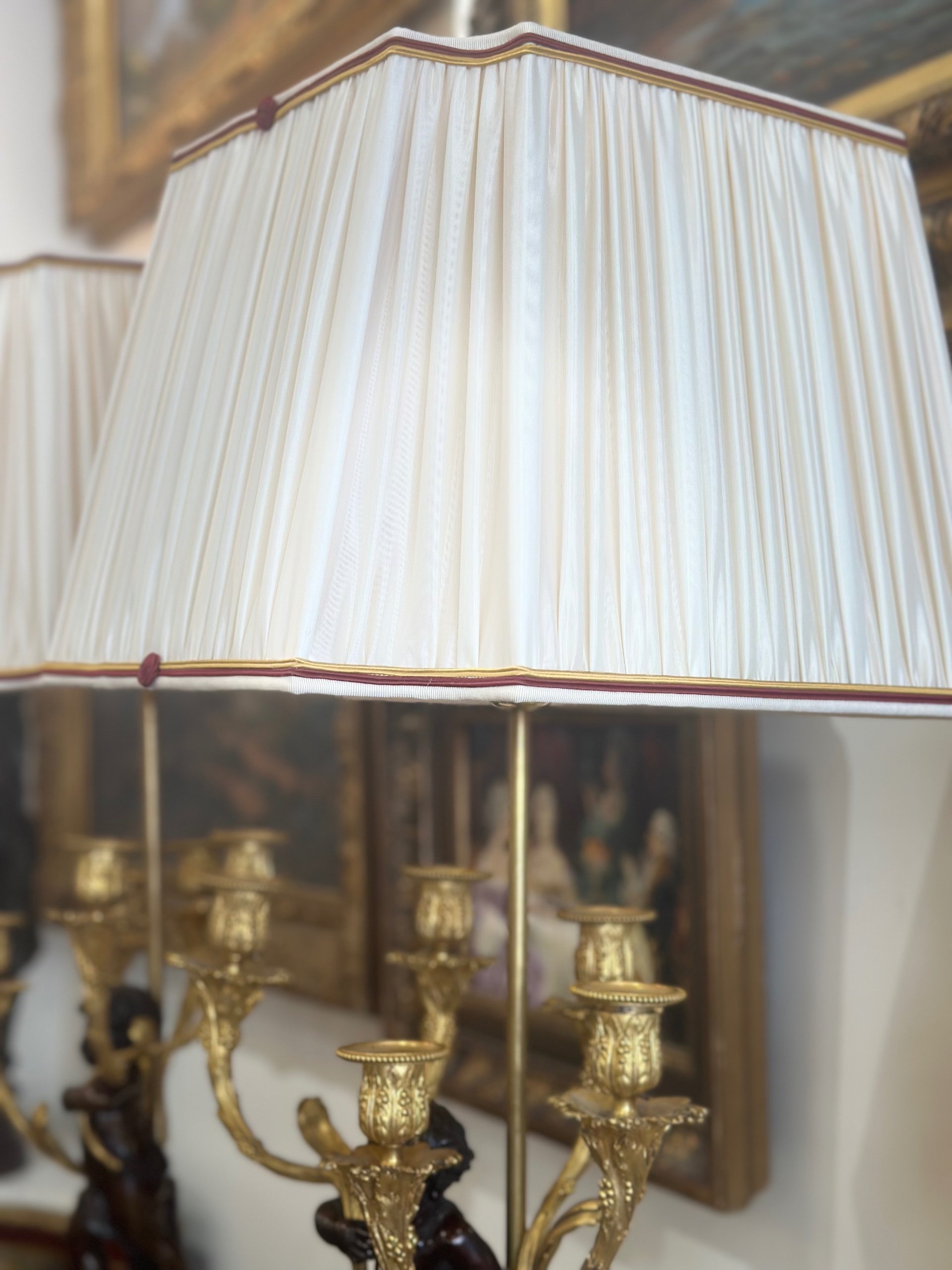 Une Importante paire de lampes en bronze doré circa 1880 — 10