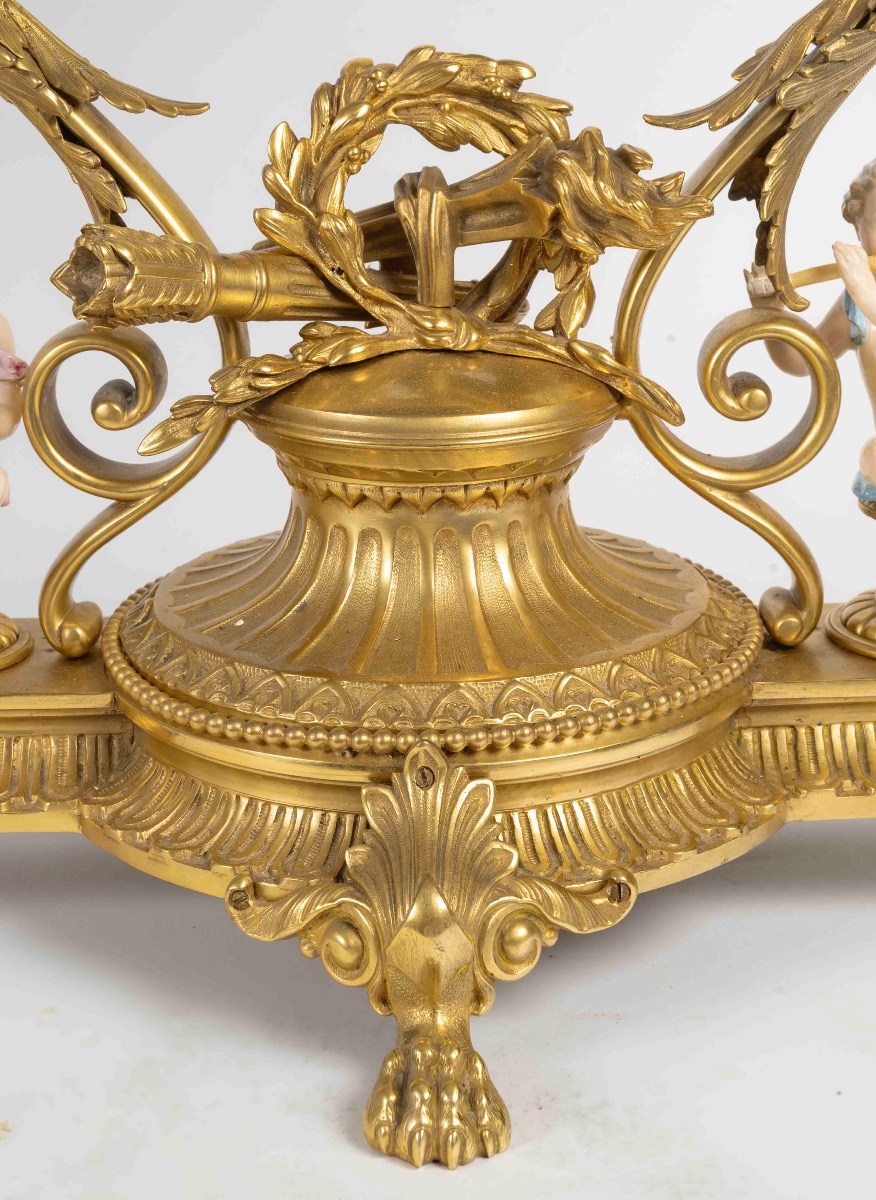 Un grand miroir de table en bronze doré et sculpture en porcelaine, fin du XIXe siècle — 8