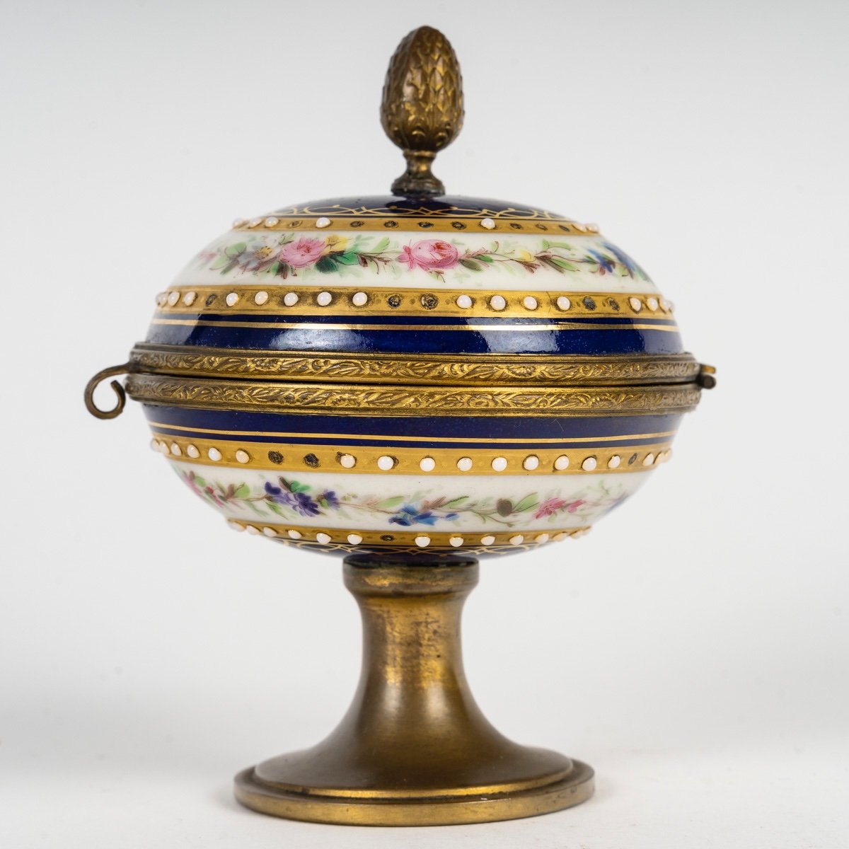 Une petite coupe bonbonnière sur Pied, époque Napoléon III — 4