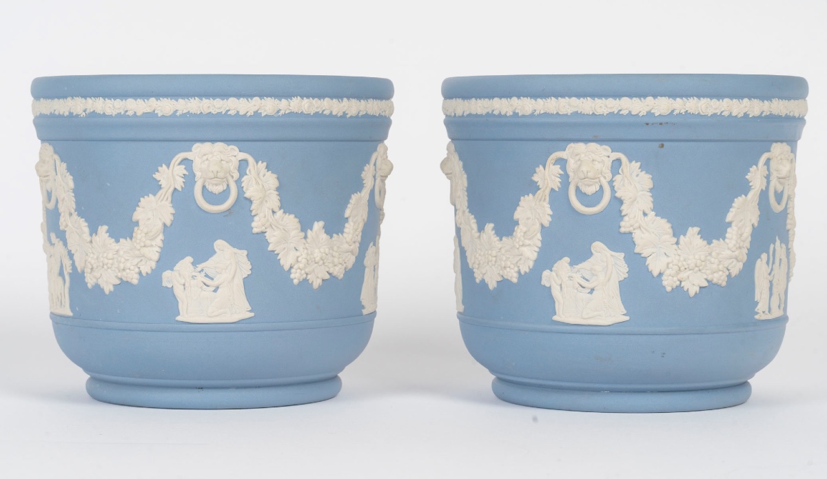 Une paire de cache-pots en porcelaine de Wedgwood début du XXe siècle — 2