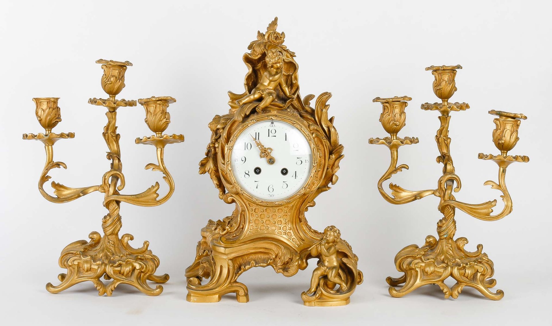 Une garniture de cheminée en bronze doré fin du XIXe siècle — 11