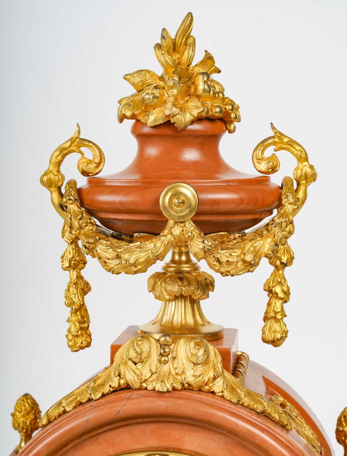 Un pendule en bronze doré et marbre rose fin du XIXe siècle — 7