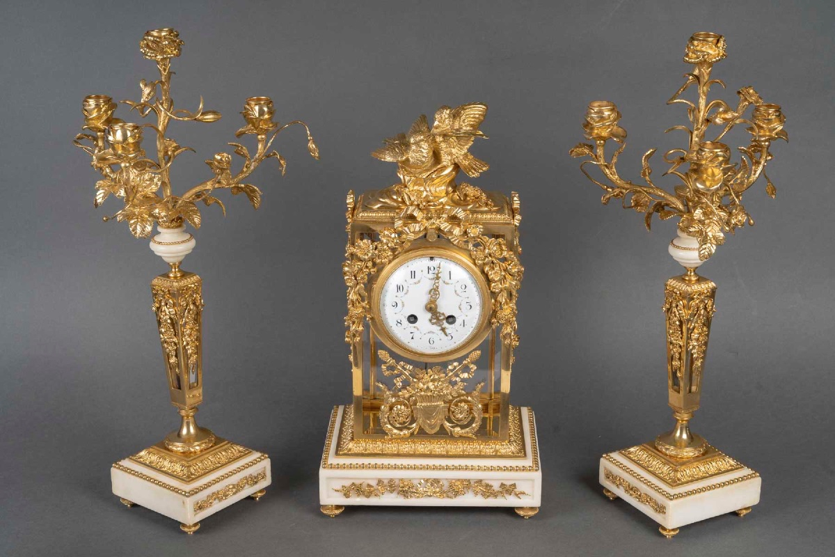 Une garniture de cheminée en bronze doré et marbre blanc, XIXe siècle — 2