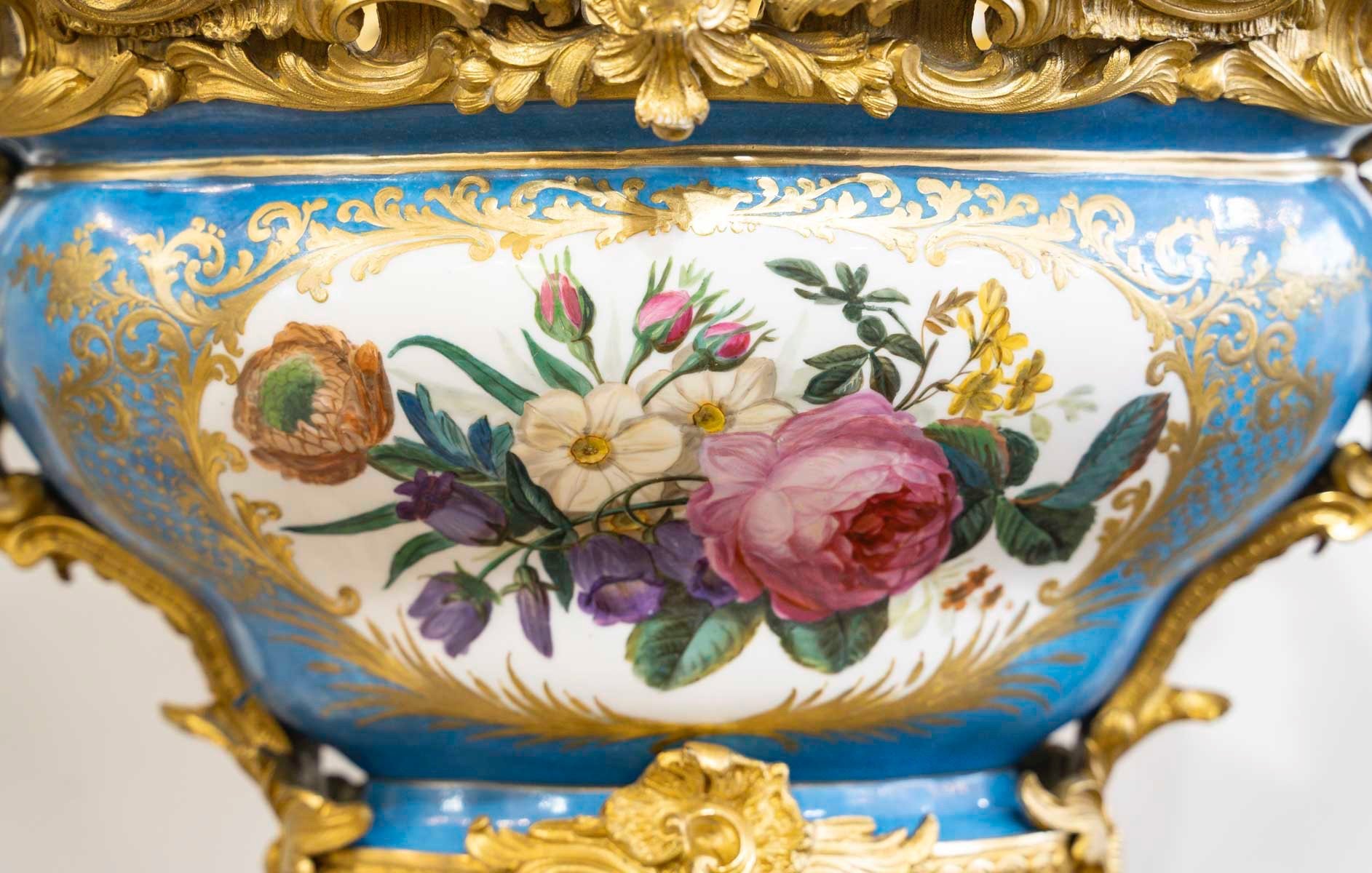 Paire de grandes coupes en porcelaine bleu céleste et bronze doré par H. Picard, XIXe siècle — 22