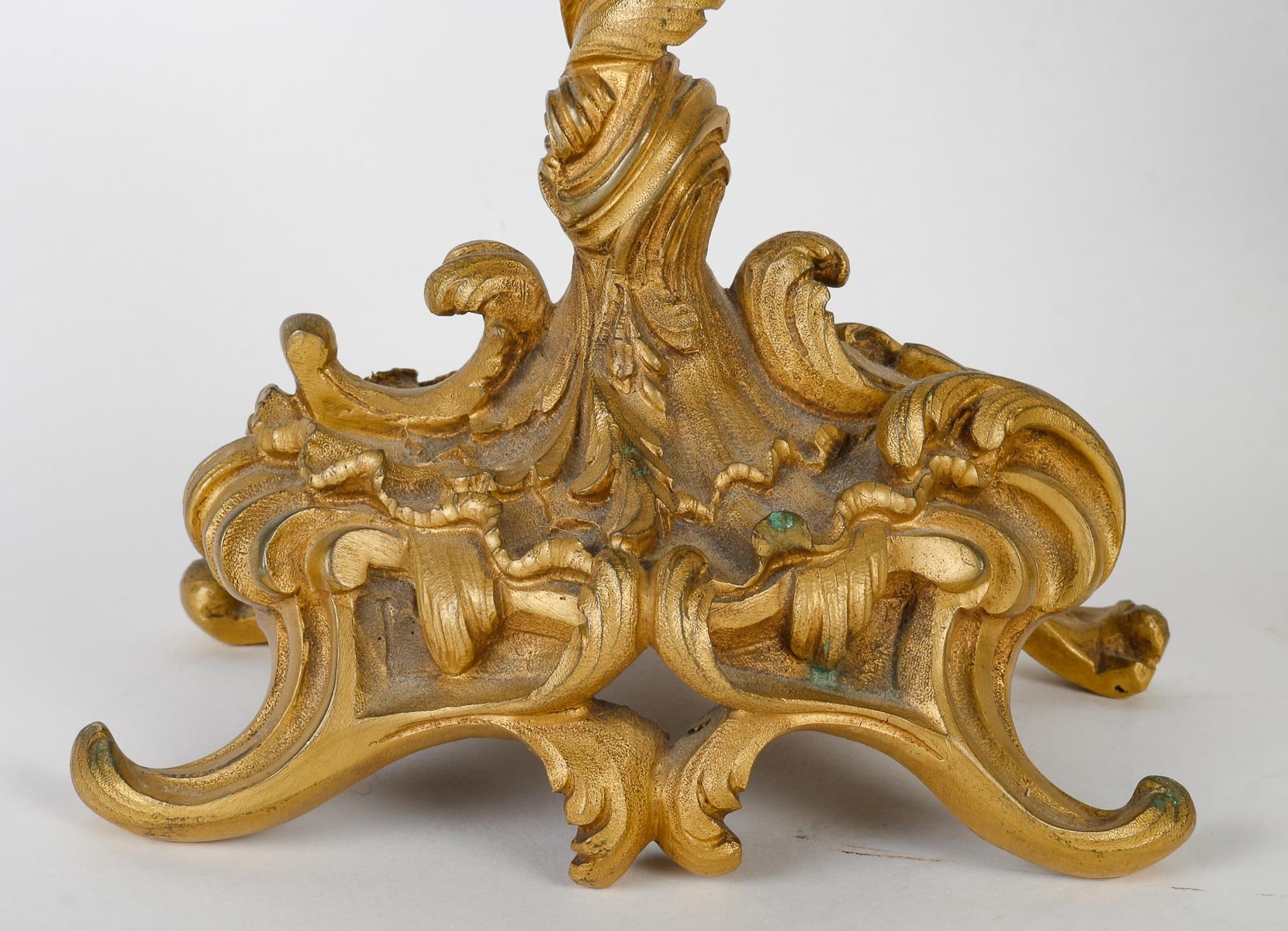 Une garniture de cheminée en bronze doré fin du XIXe siècle — 8