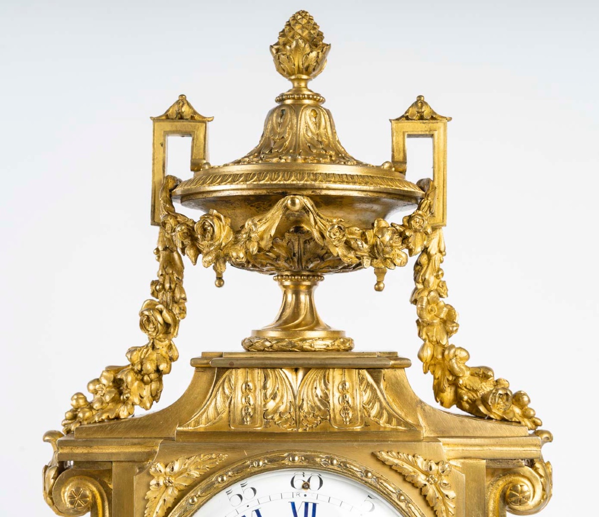 Une pendule en bronze doré de style Napoléon III, fin du XIXe siècle — 4