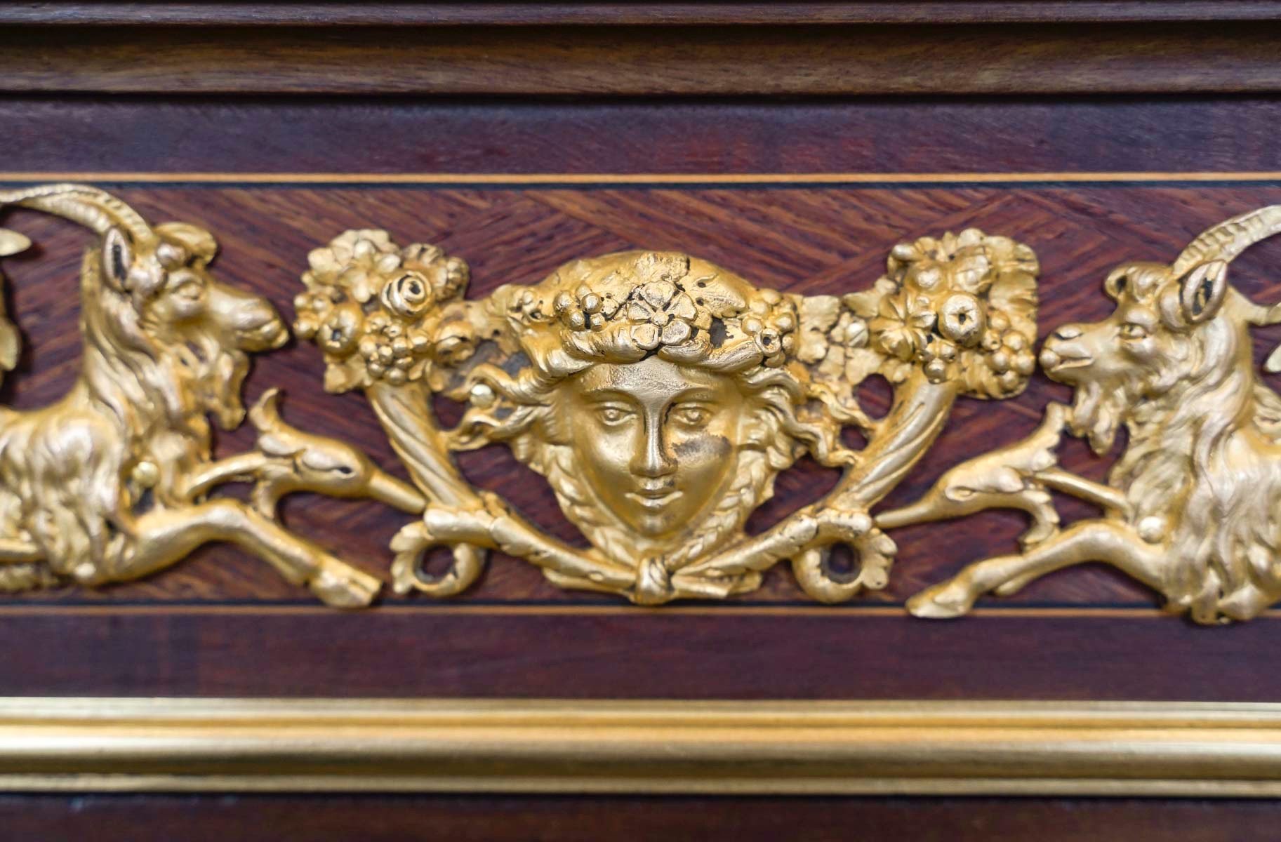 Meuble vitrine à hauteur d'appui de style Louis XVI dans le goût de F.Linke — 8