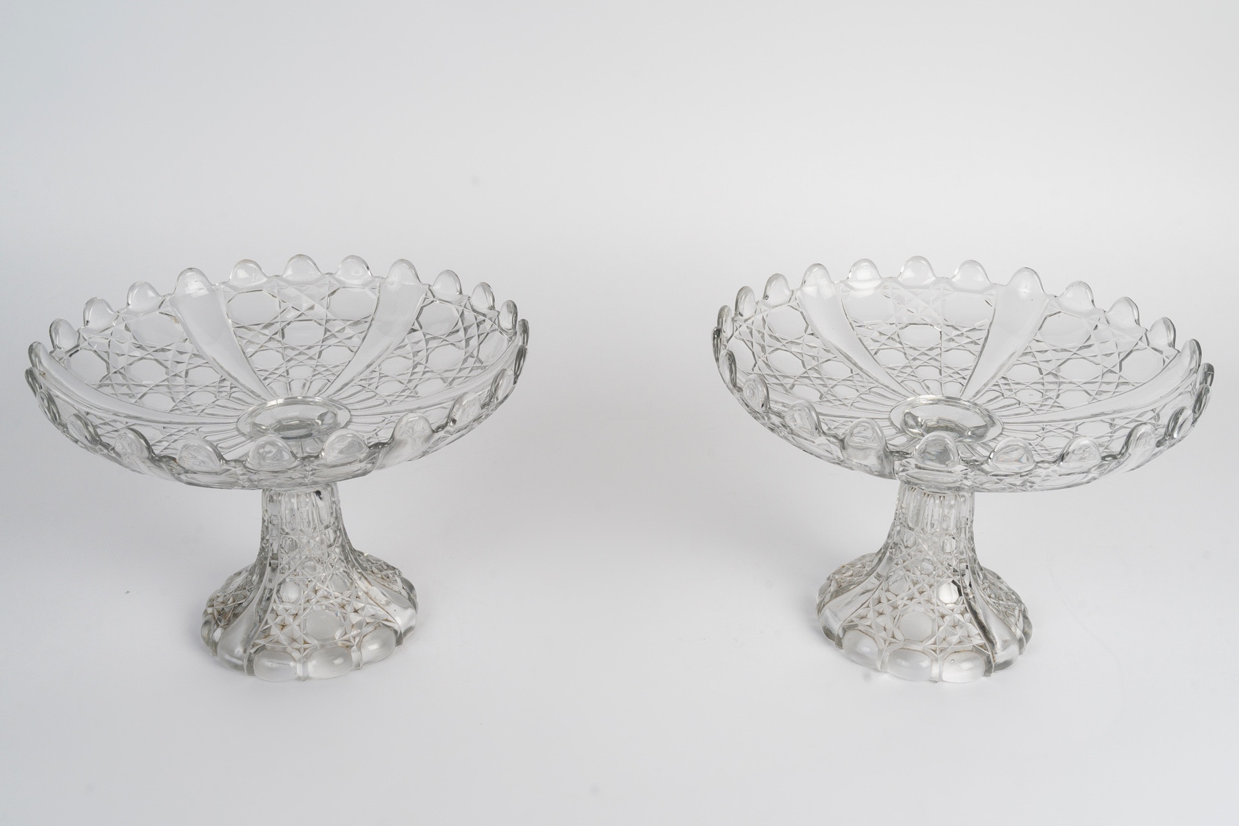 Une paire de coupes en cristal moulé — 11