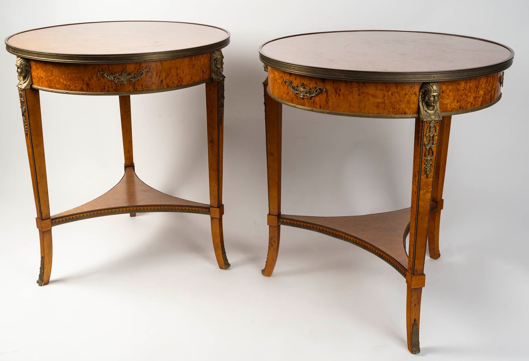 Une paire de tables ronde de salon, 1900 — 16