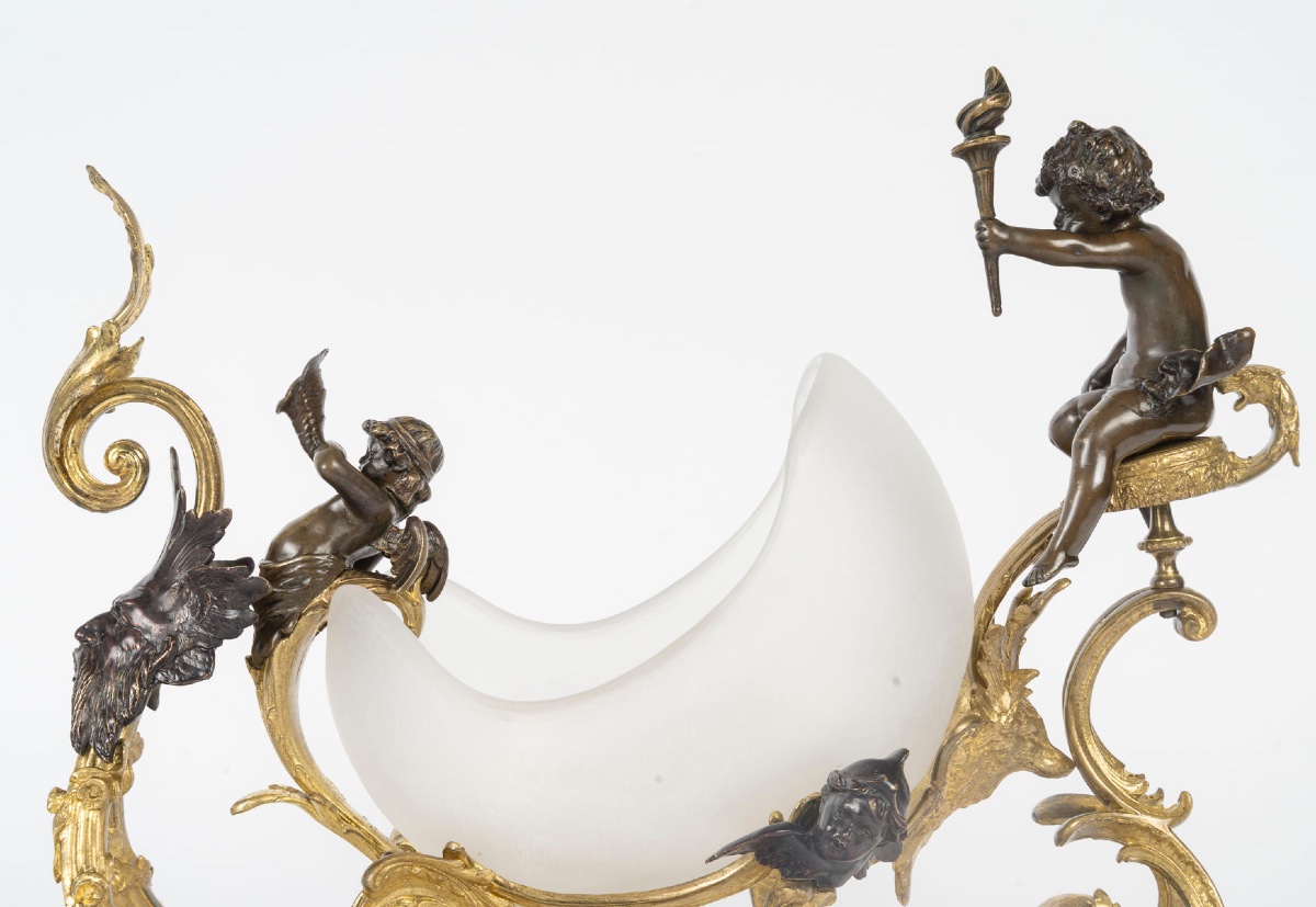 Une caleche en bronze et verre opalescent, fin du XIXe siècle — 3