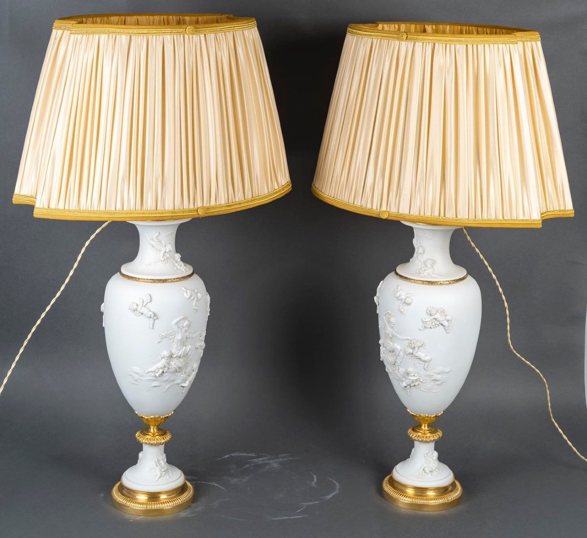 Une paire de lampes en biscuit de Sèvres, fin du XIXe siècle — 8