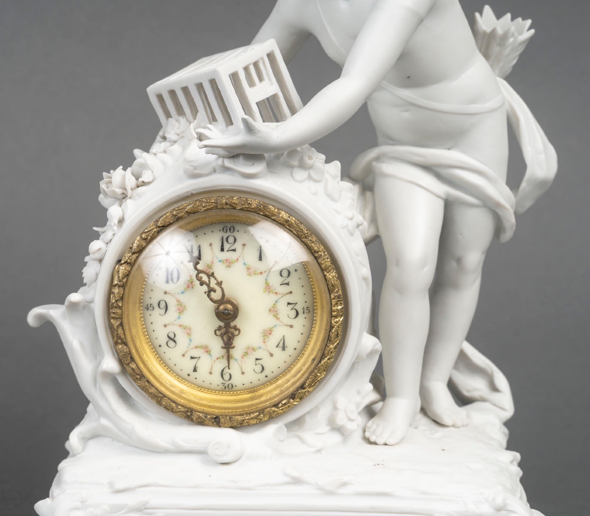 Petite pendule en biscuit de Sèvres, sujet au Cupidon – époque art nouveau — 6