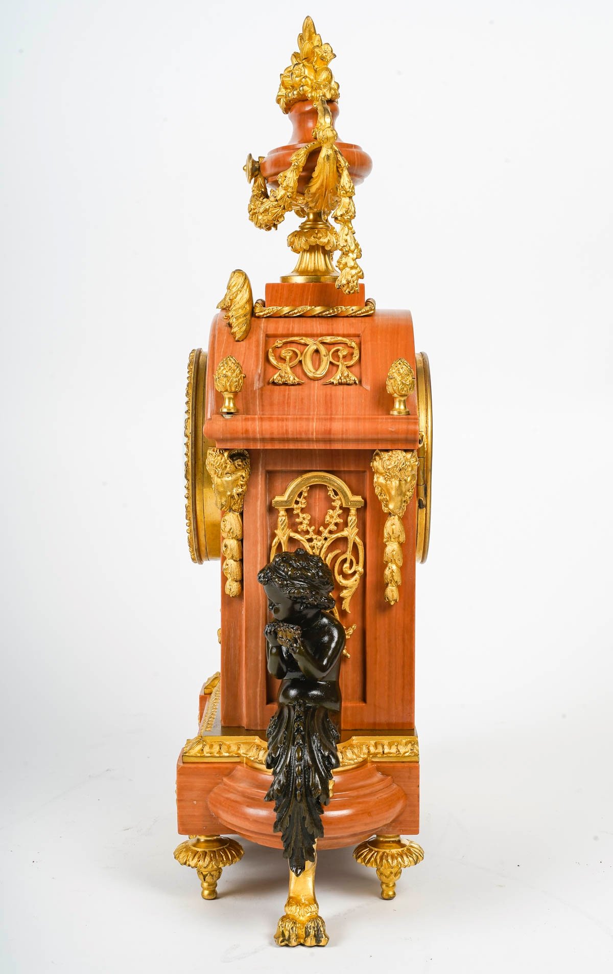 Un pendule en bronze doré et marbre rose fin du XIXe siècle — 4