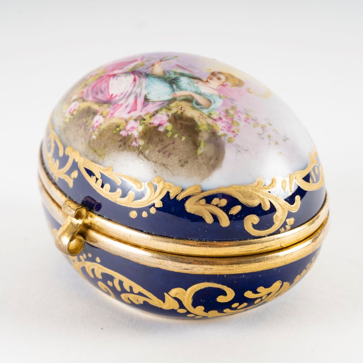 Un petit coffret à bijoux l'Oeuf en porcelaine, fin du XIXe siècle — 8