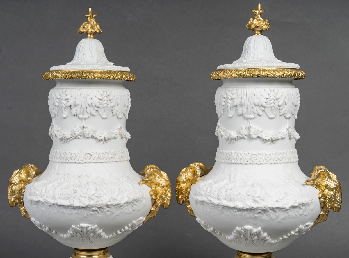 Une paire de vases en porcelaine de biscuit, fin du XIXe siècle — 3