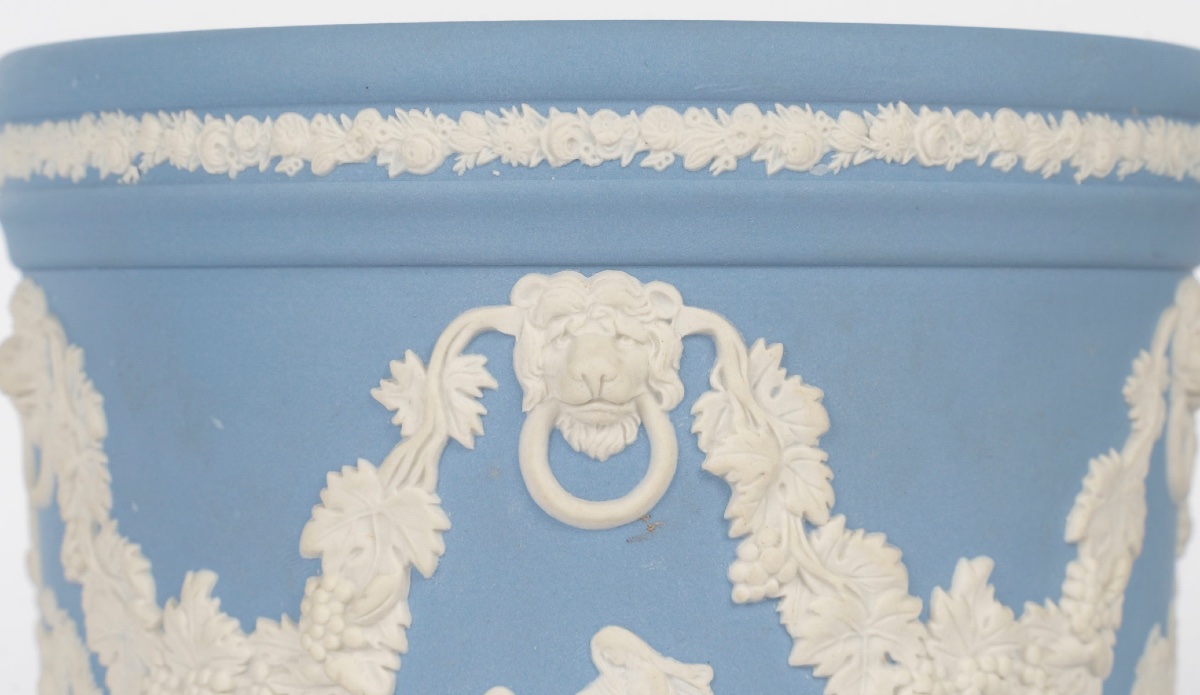 Une paire de cache-pots en porcelaine de Wedgwood début du XXe siècle — 7