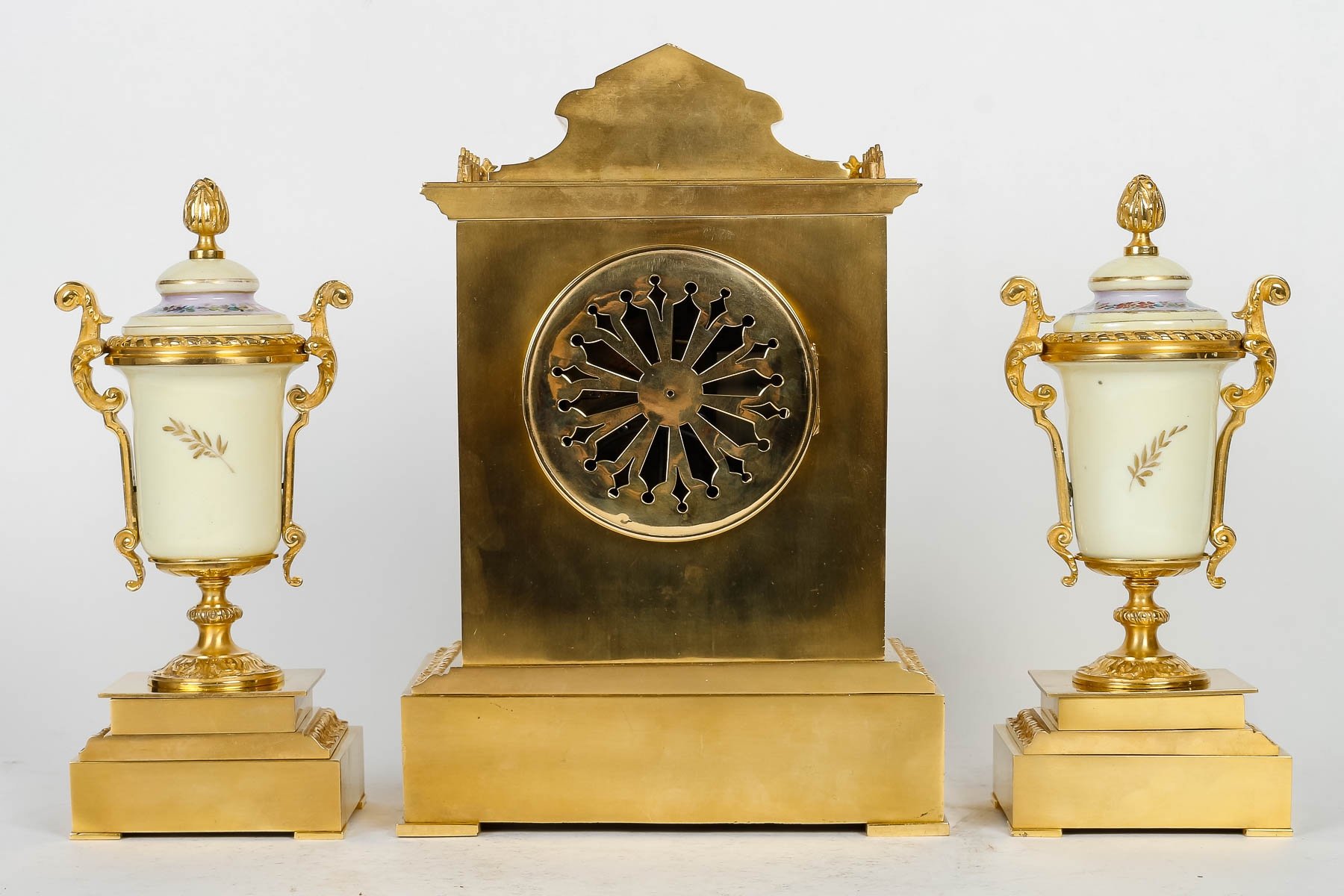 Garniture de cheminée en bronze doré et porcelaine fin du XIXe siècle — 4