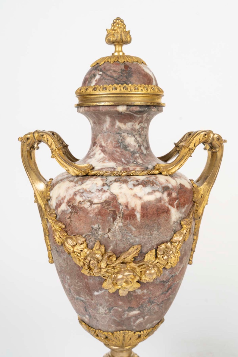 Paire de cassolettes de style Louis XVI, marbre fleur de pêcher et bronze doré, fin du XIXe siècle — 3