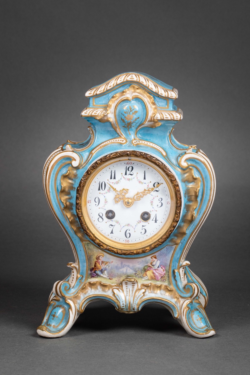 Une pendule en porcelaine de style Louis XV, fin du XIXe siècle — 4