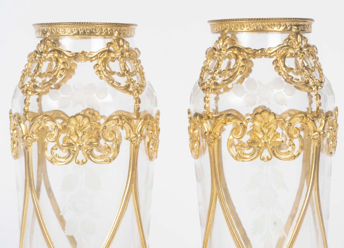 Une paire de vases en cristal gravé et bronze doré, époque XIXe siècle — 7