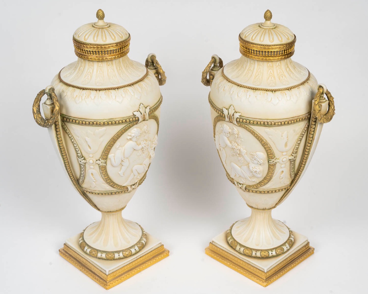 Paire de vases en porcelaine biscuit – Manufacture Müller – style Louis XVI, fin du XIXe siècle — 7