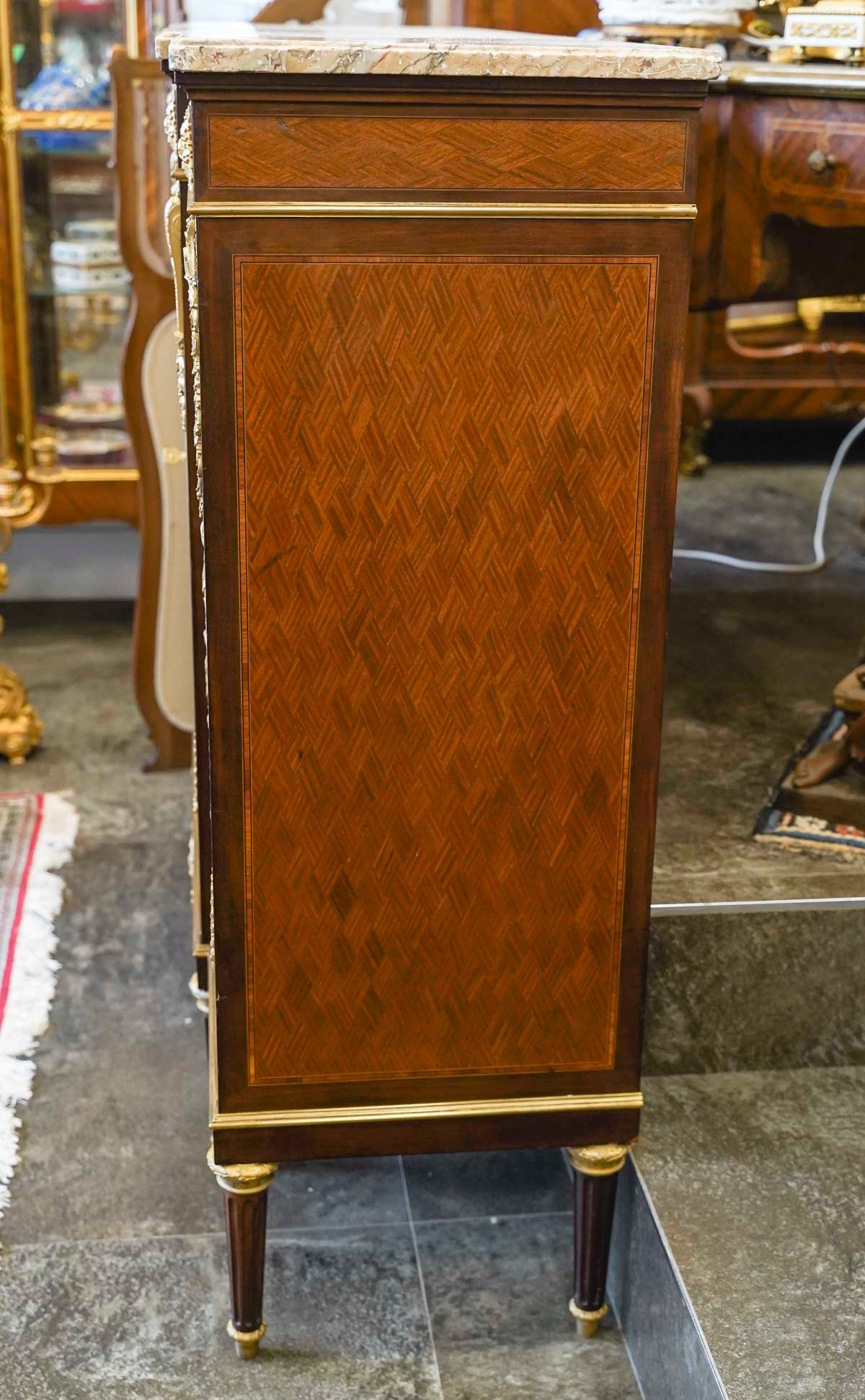 Meuble vitrine à hauteur d'appui de style Louis XVI dans le goût de F.Linke — 3