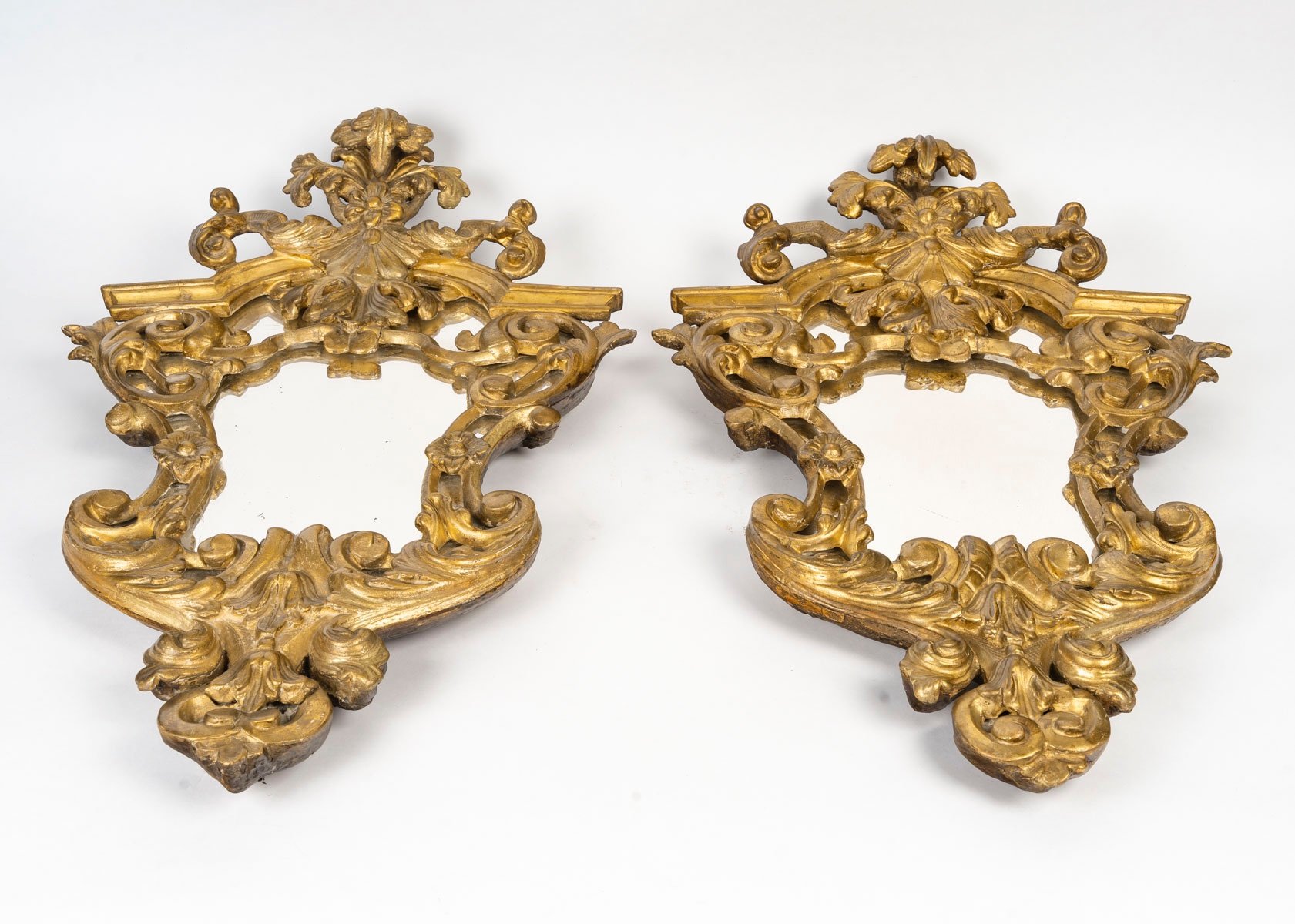 Une paire de miroirs en bois doré, XVIIIé siècle — 16