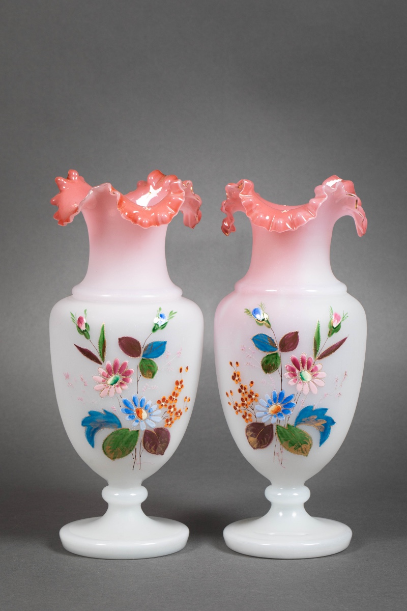 Une paire de vases en opaline, début du XXe siècle — 2