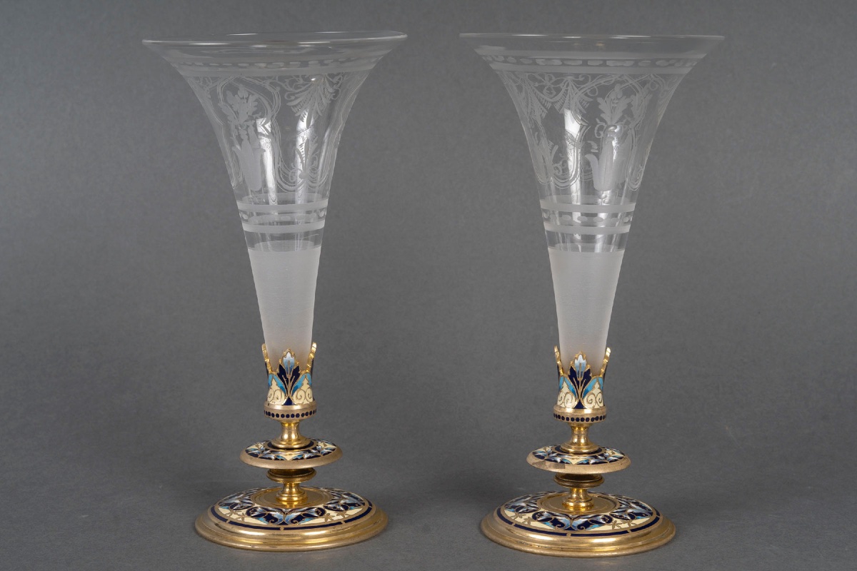 Une paire de flûtes en cristal et base en bronze cloisonné, fin du XIXe siècle — 6