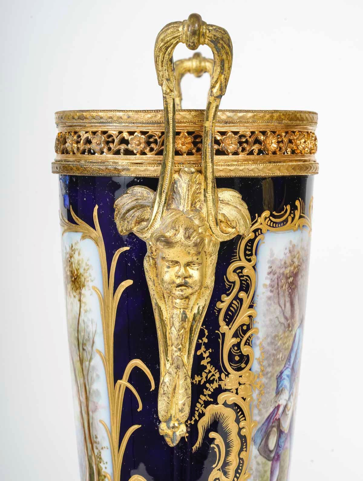 Une paire de vases en porcelaine bleue de Sèvres fin du XIXe siècle — 11