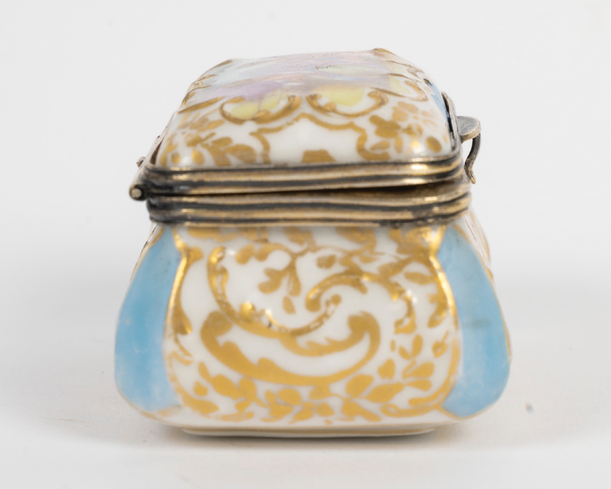 Miniature petit coffret en porcelaine, fin du XIXe siècle — 4