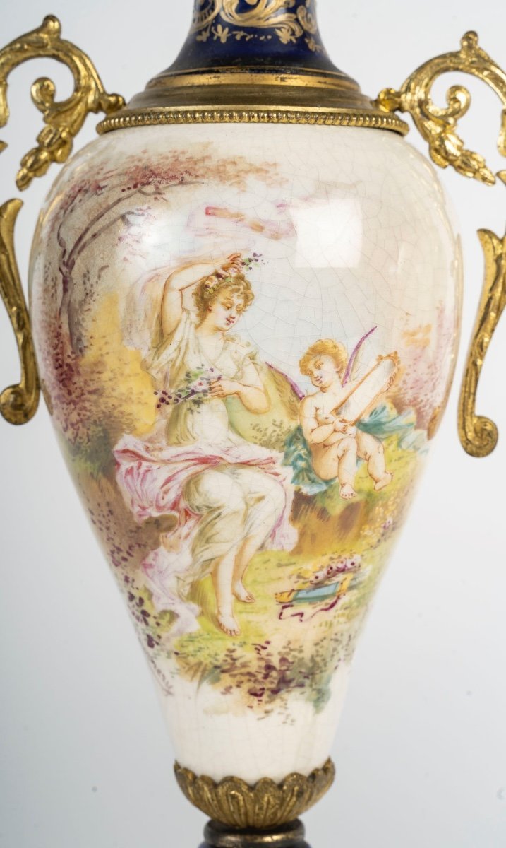Une paire de vases en porcelaine et Faïence, Sèvres fin du XIXe siècle — 7