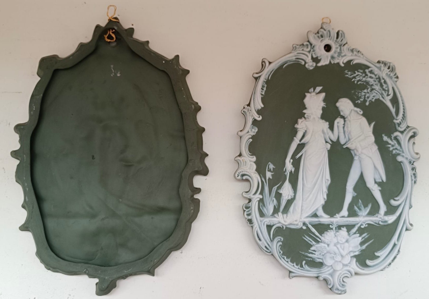 Une paire de plaques en porcelaine de style Wedgwood — 11