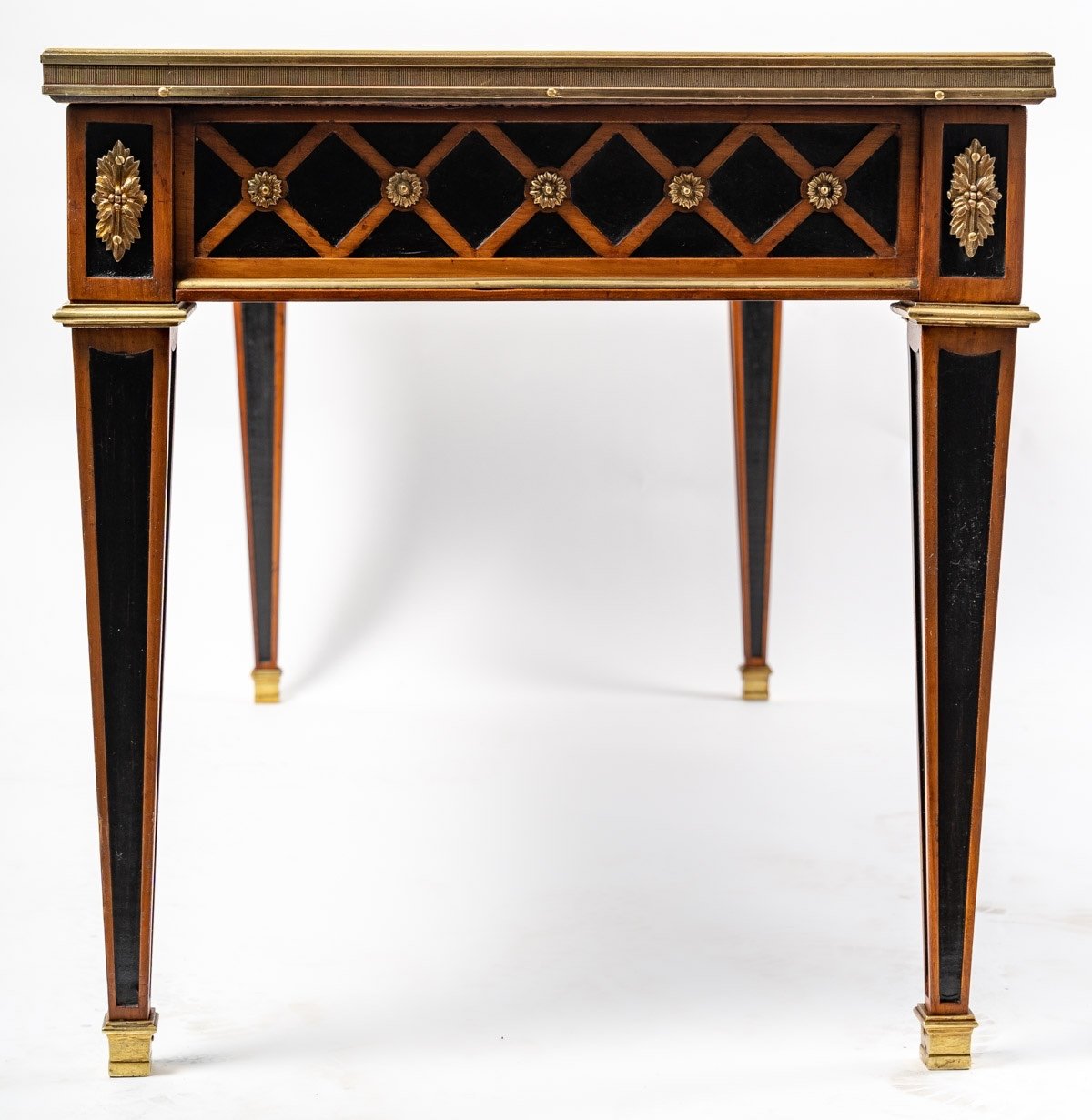 Une table basse de style Louis XVI, début du XXe siècle — 5