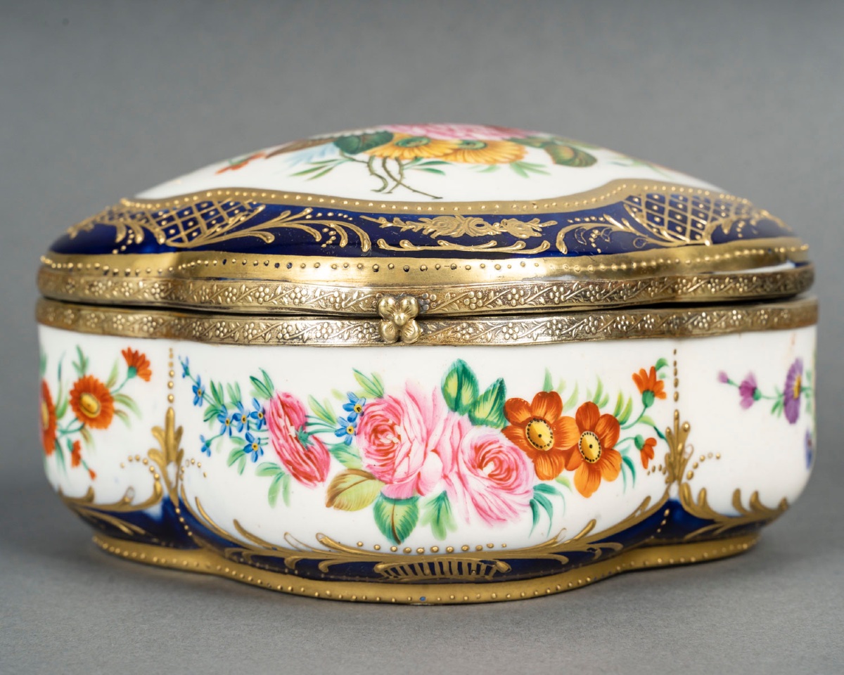 Un petit coffret à bijoux en porcelaine et bronze doré, fin du XIXe siècle — 2