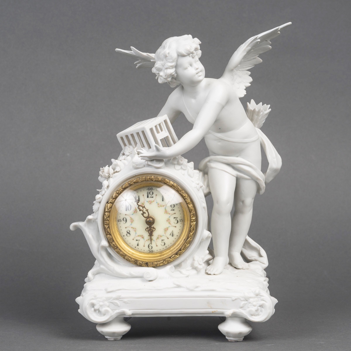 Petite pendule en biscuit de Sèvres, sujet au Cupidon – époque art nouveau — 2