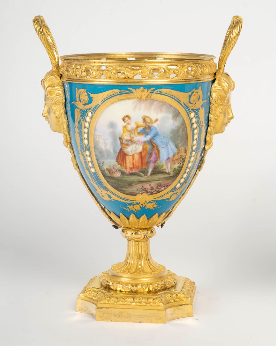 Paire de vases en forme d’urne en porcelaine de Sèvres et bronze doré – XIXe siècle — 6