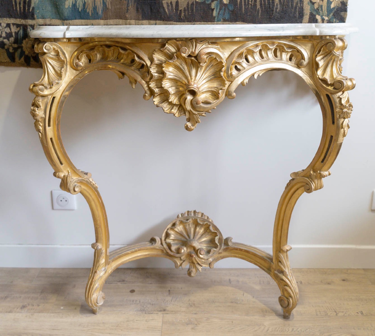 Une console en bois doré de style Louis XV, XIXe siècle — 2