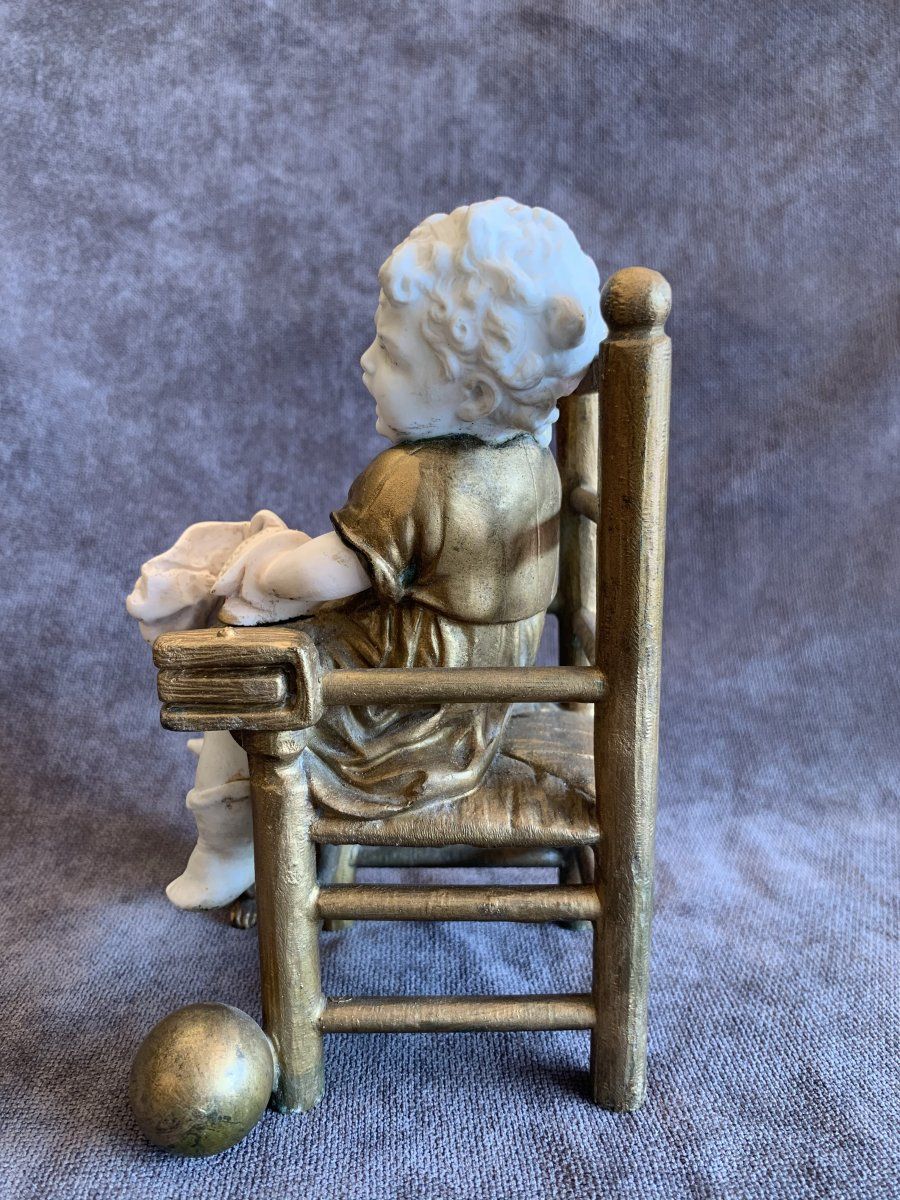 L’enfant sur Sa Chaise — 4