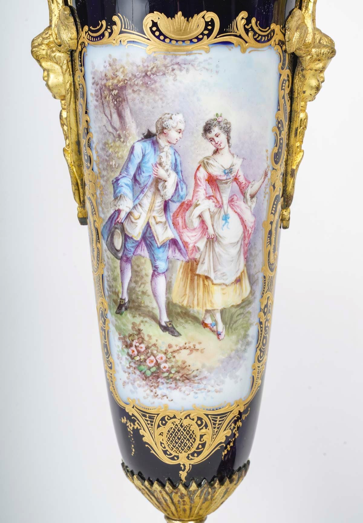 Une paire de vases en porcelaine bleue de Sèvres fin du XIXe siècle — 7