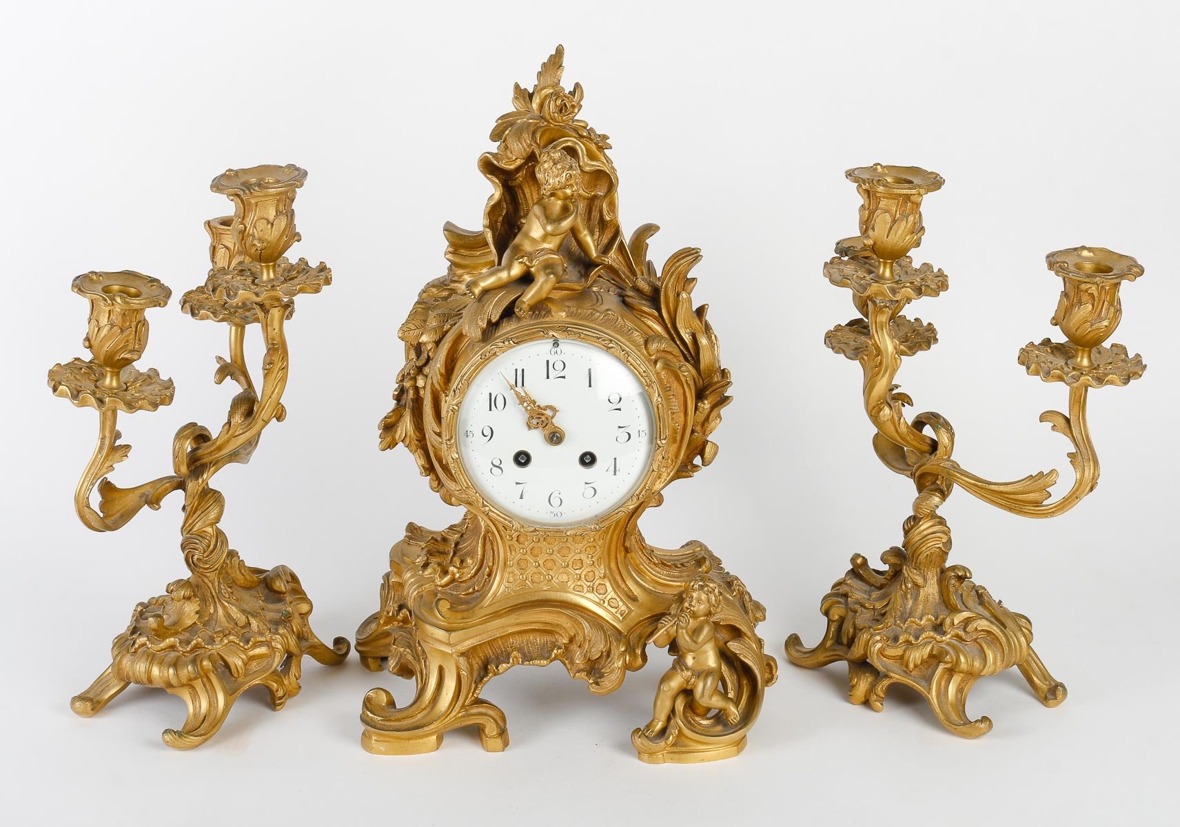 Une garniture de cheminée en bronze doré fin du XIXe siècle — 3