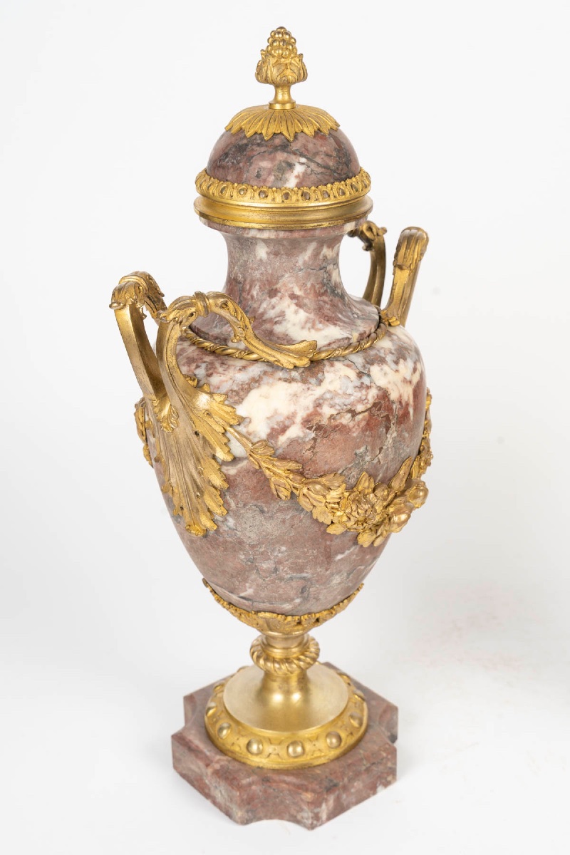 Paire de cassolettes de style Louis XVI, marbre fleur de pêcher et bronze doré, fin du XIXe siècle — 5