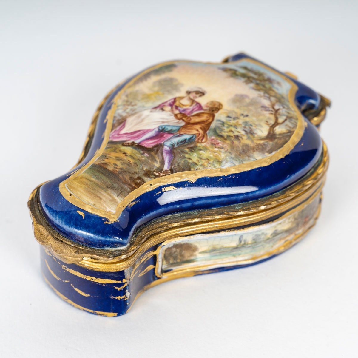 Miniature coffret à bijoux de Forme Mouvementé en porcelaine bleu, XIXe siècle — 7