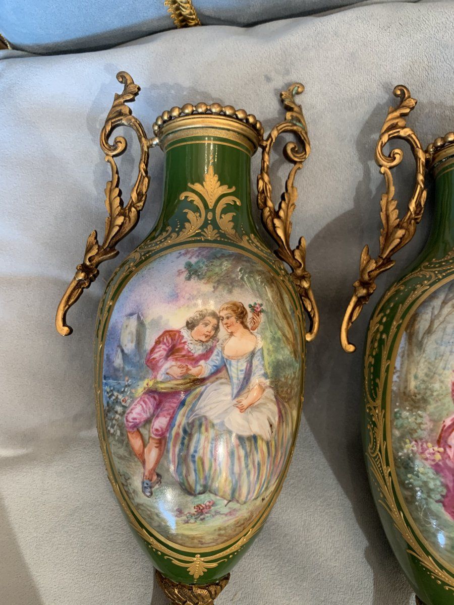Paire de vases en porcelaine de Sèvres à décor de scènes galantes, époque Napoléon III — 4