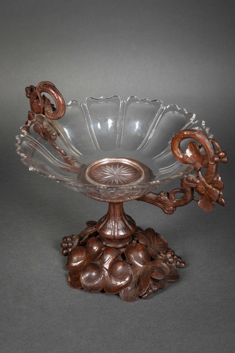 Une coupe en cristal et bois sculpté, XIXe siècle — 5