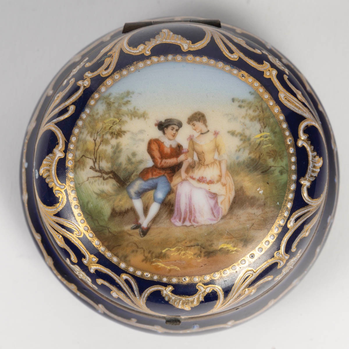 Une miniature boîte à bijoux, en porcelaine de style Sèvres, fin du XIXe siècle — 3