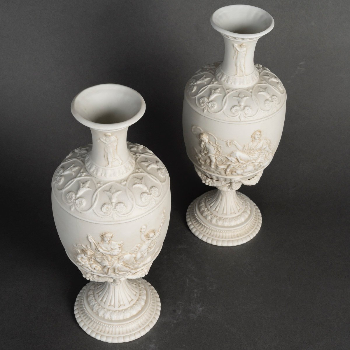 Une paire de vases en porcelaine de biscuit, fin du XIXe siècle — 16